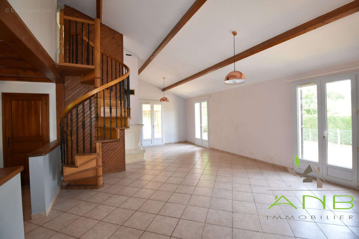 Maison 227 m² à Saint-Estephe  - photo 3