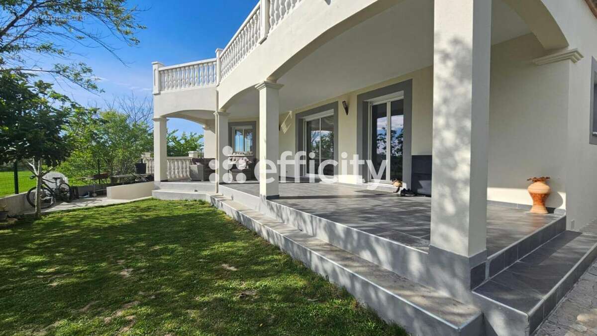 Maison à COURNONSEC