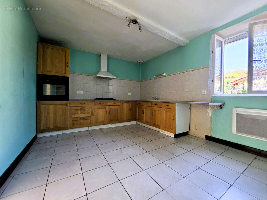 Gros potentiel pour cette ferme a rafraichir sur mezeriat - photo 3