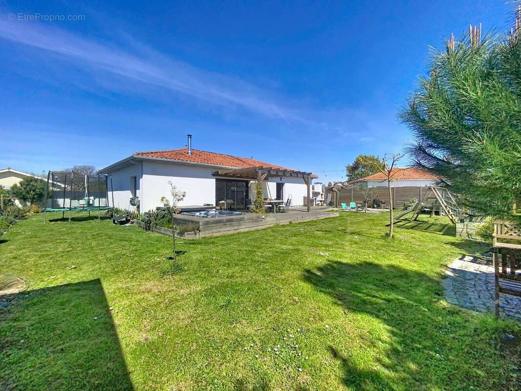 Maison 100 m² à Ambares-Et-Lagrave  - photo 2