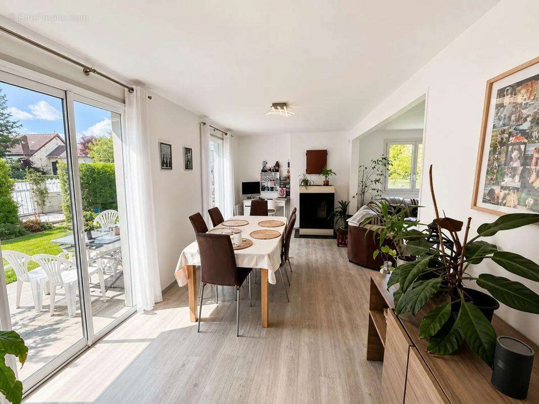 Maison de 8 pièces de 145 m² à Chartainvilliers - photo 4