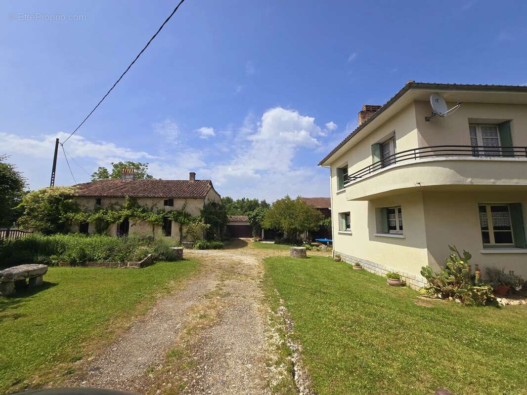 Propriété avec 2 maisons , dépendances et 1 hectare de terrain - photo 2