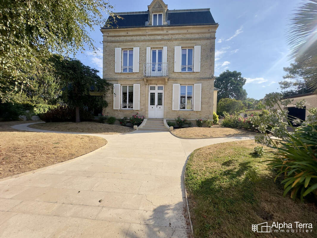 Maison 217 m² à Douvres-La-Delivrande  - photo 2