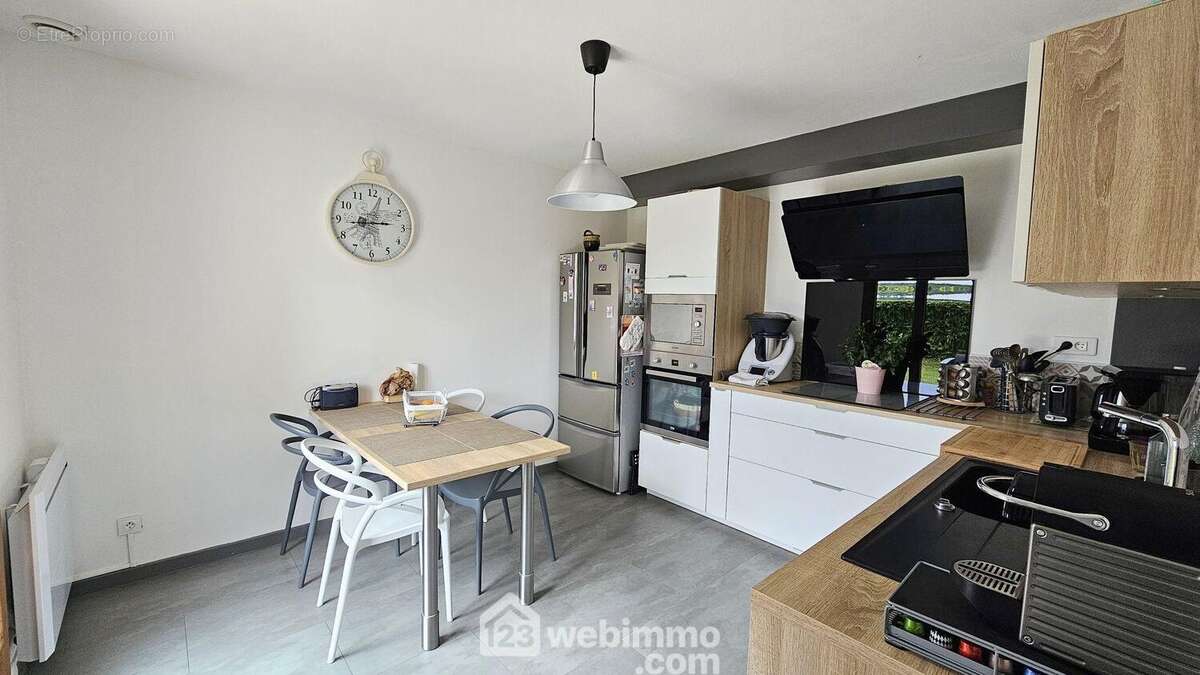 Une cuisine équipée 13 m² toute équipée. - Maison à ONCY-SUR-ECOLE