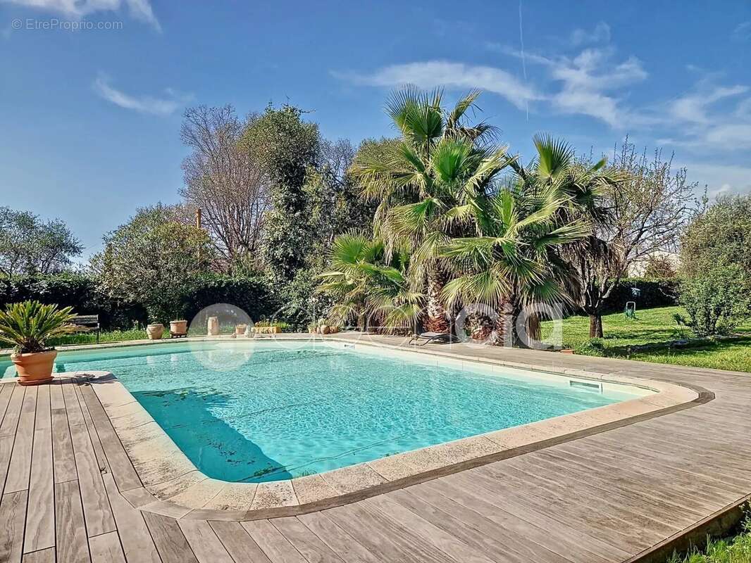 Maison à SAINT-CEZAIRE-SUR-SIAGNE