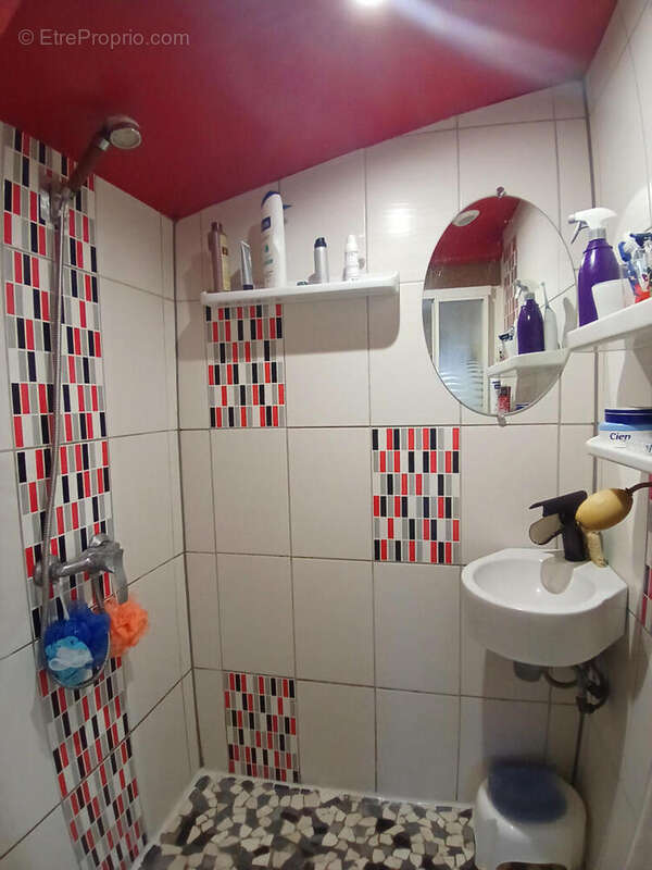 Upstairs shower - Maison à BUSSIERE-GALANT