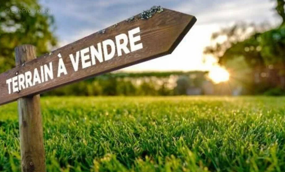 Terrain à SAINT-CLEMENT-DE-LA-PLACE