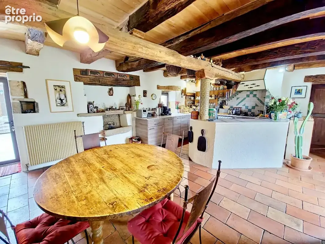 Belle et grande bâtisse dans un hameau. - photo 9