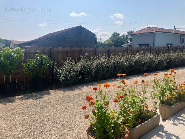 Au coeur d'un jardin paysagé en bordure de zone naturelle maison 3 ch possibilité 4 à 15 minutes de l'océan - photo 12