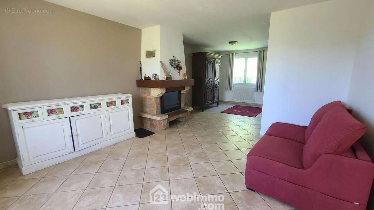 Séjour salon traversant avec cheminée à insert - Maison à TALMONT-SAINT-HILAIRE