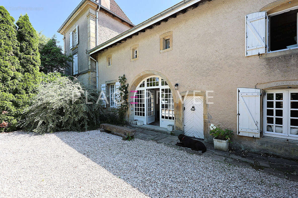 Maison de caractère avec piscine et dépendances - photo 3