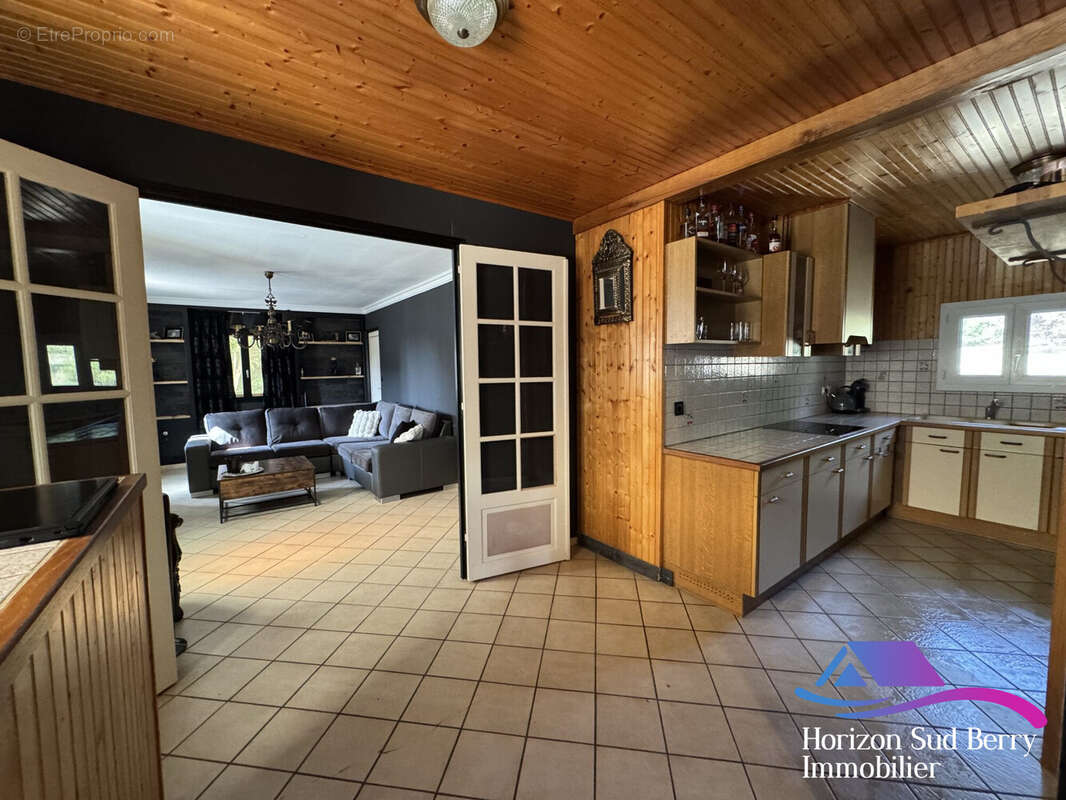 La cuisine - Maison à LA CELLE-CONDE