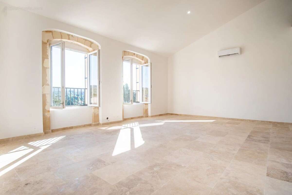 Appartement à POURRIERES