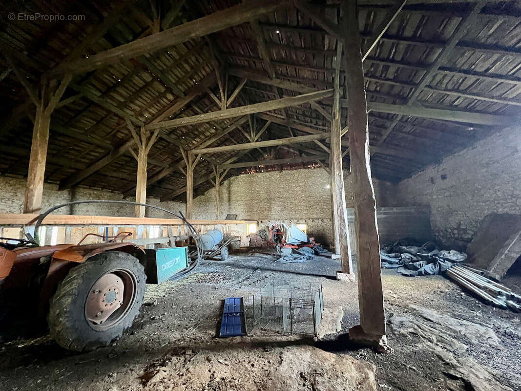 Propriété en pierres avec vue panoramique d'environ 186m2 avec grange de 440 m² et dépendances. Campagne du Lot-et-Garonne. Au c - photo 11