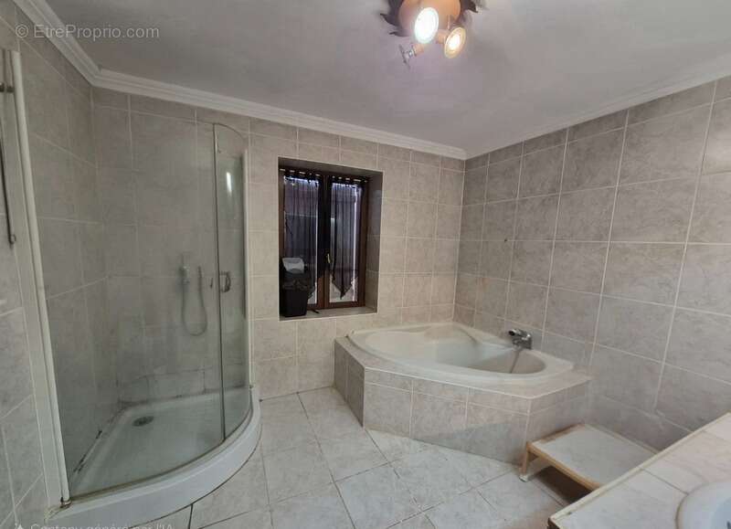 Maison à LES ESSARDS-TAIGNEVAUX