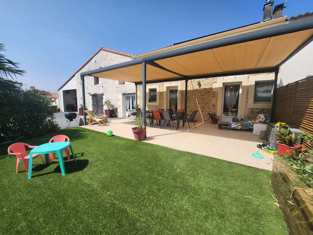 Maison en pierre 6 chambres et grand garage, piscine et terrain clos. - photo 2