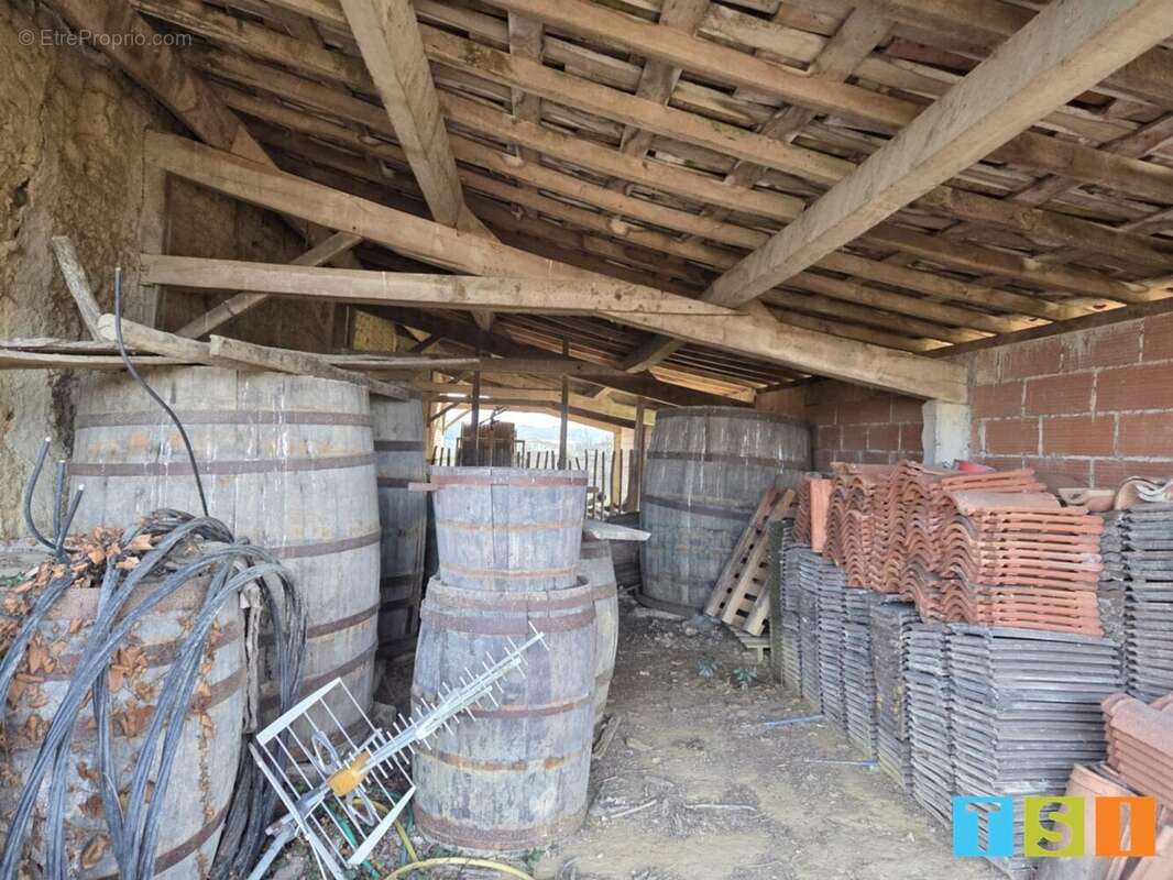 Ancienne ferme composée de deux maisons, 170 m² + nombreuses dépendances sur 3950 m² - photo 14