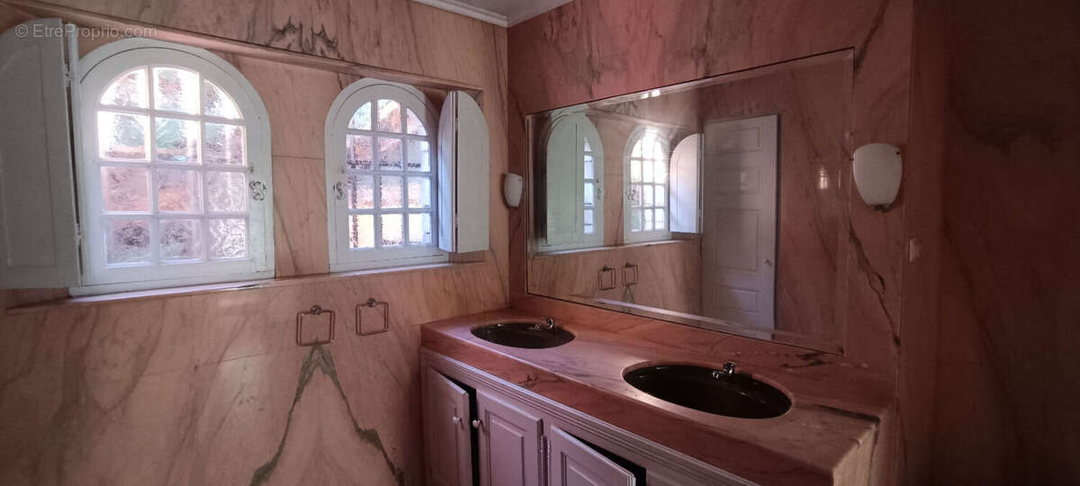 ** MAISON de Plain-pied ** Terrasses & Piscine ** Dépendances ** Garage & Stationnements ** - photo 14