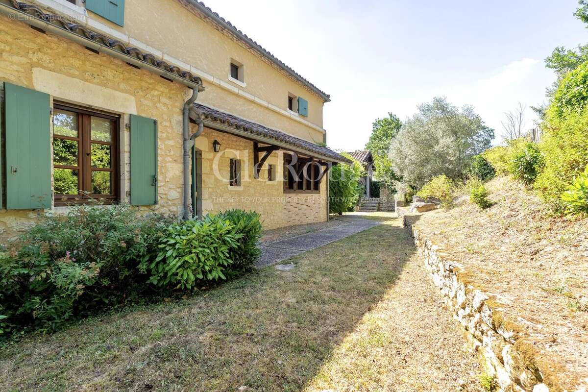 Élégante propriété avec vue sur le lac au cœur d'un golf prestigieux - photo 19