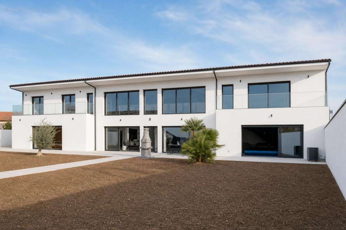 Villa unique avec piscine intérieure et porte historique - photo 16