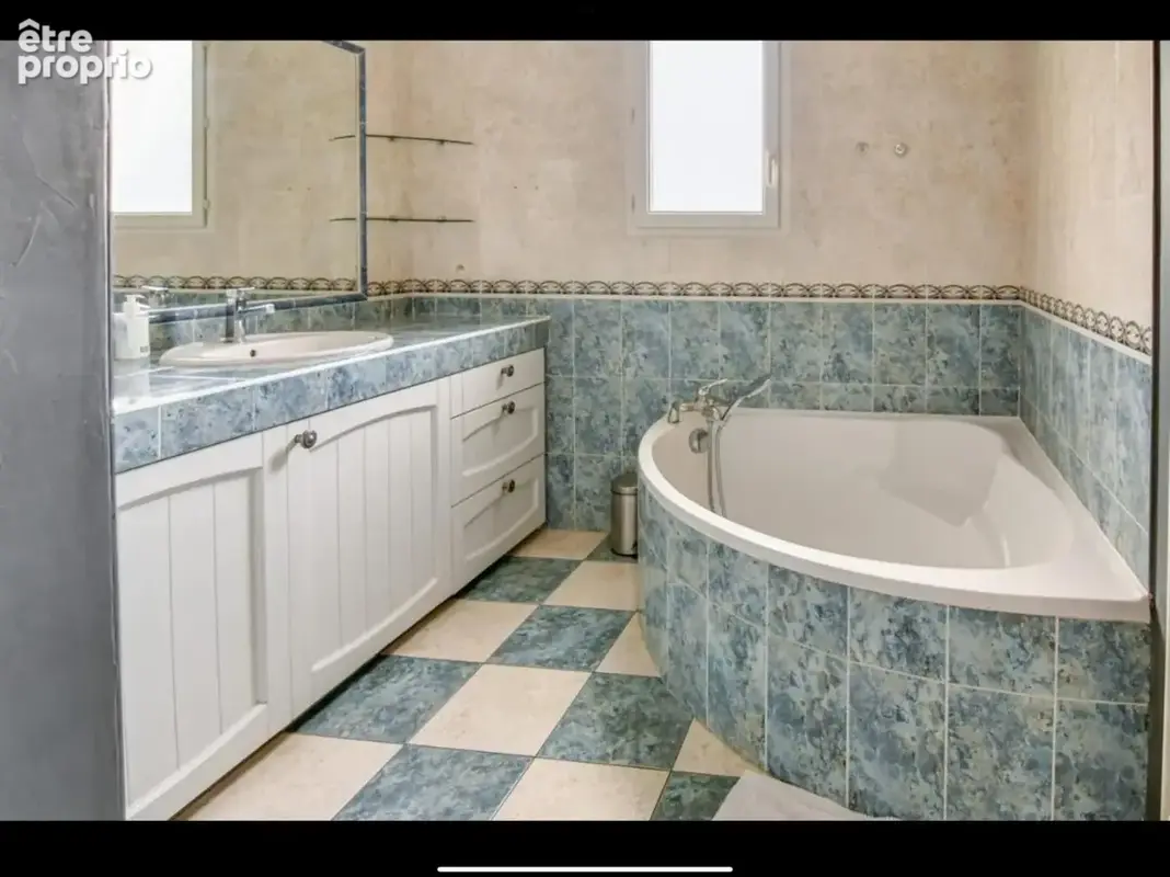 Côté Gigean : maison de plain-pied avec 4 chambres, piscine et garage. - photo 7