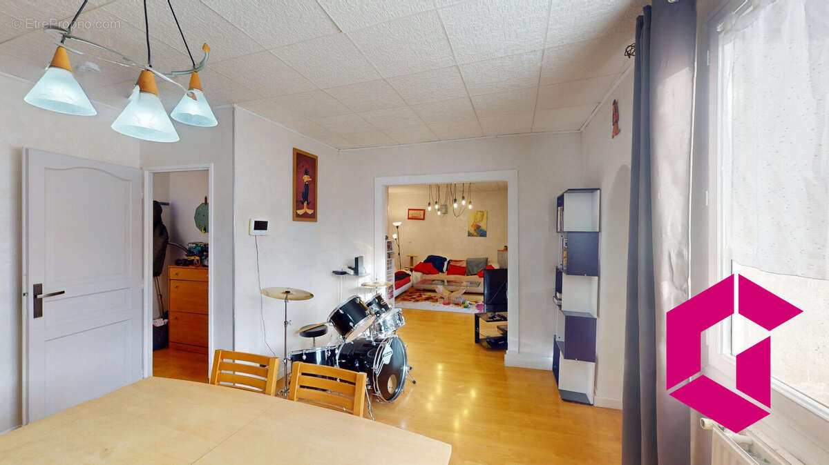 Appartement à LE CHAMBON-FEUGEROLLES