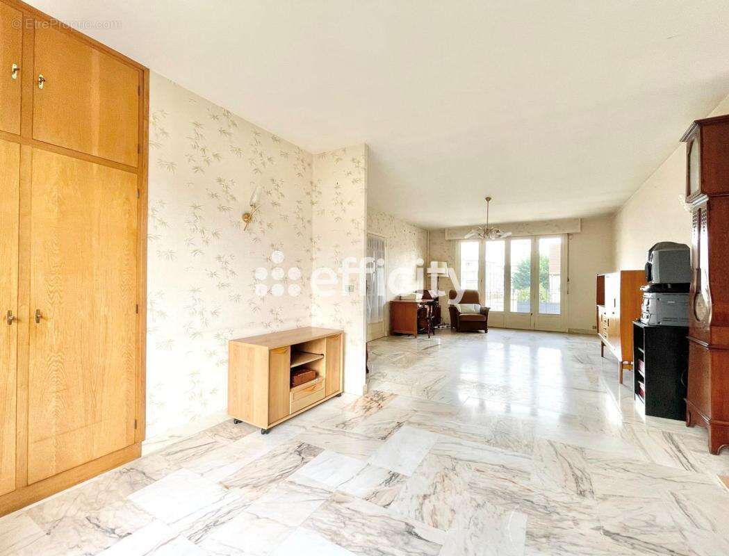 Maison à LES CLAYES-SOUS-BOIS