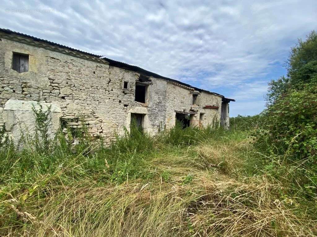 Maison à SAINT-CHRISTOLY-DE-BLAYE