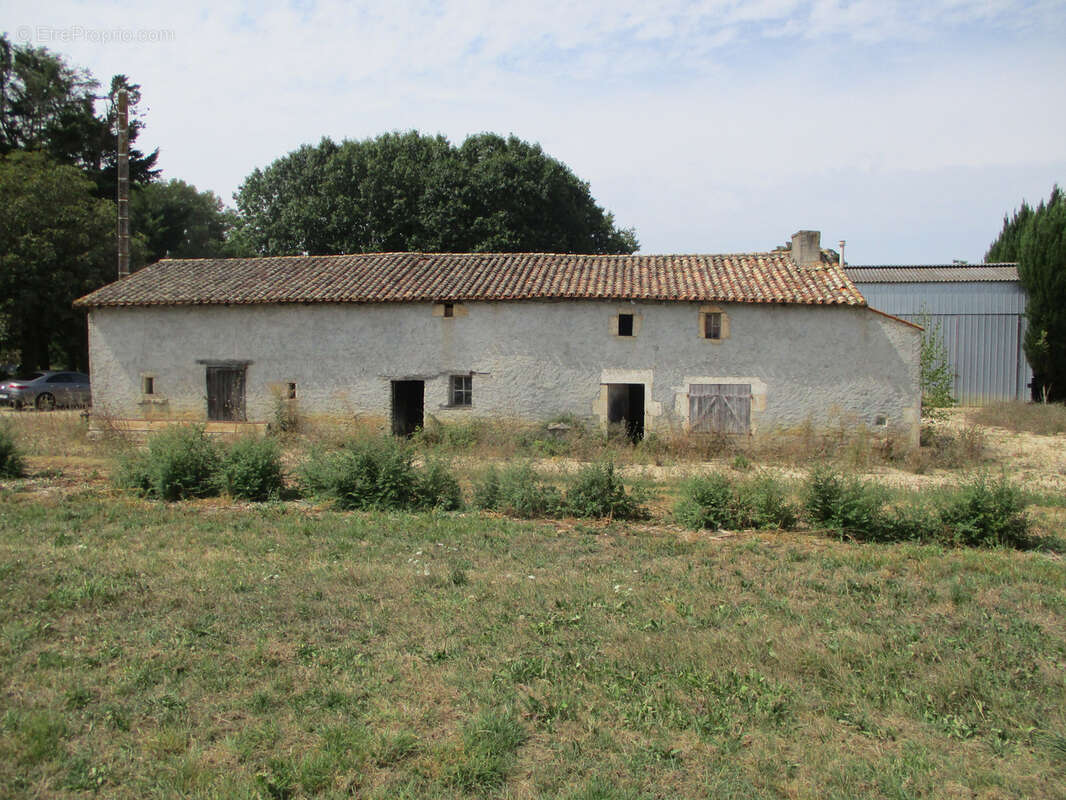 Parking à CEAUX-EN-COUHE