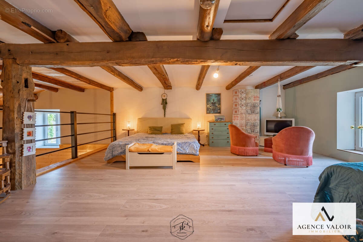 A vendre_Maison rénovée 225 m2   4 chambres   Grands volumes   Dépendance et Grange 500 m2 - photo 13