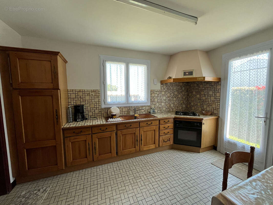 Saint-Pierre - À deux pas du port : maison avec studio indépendant sur 862 m² de terrain - photo 8