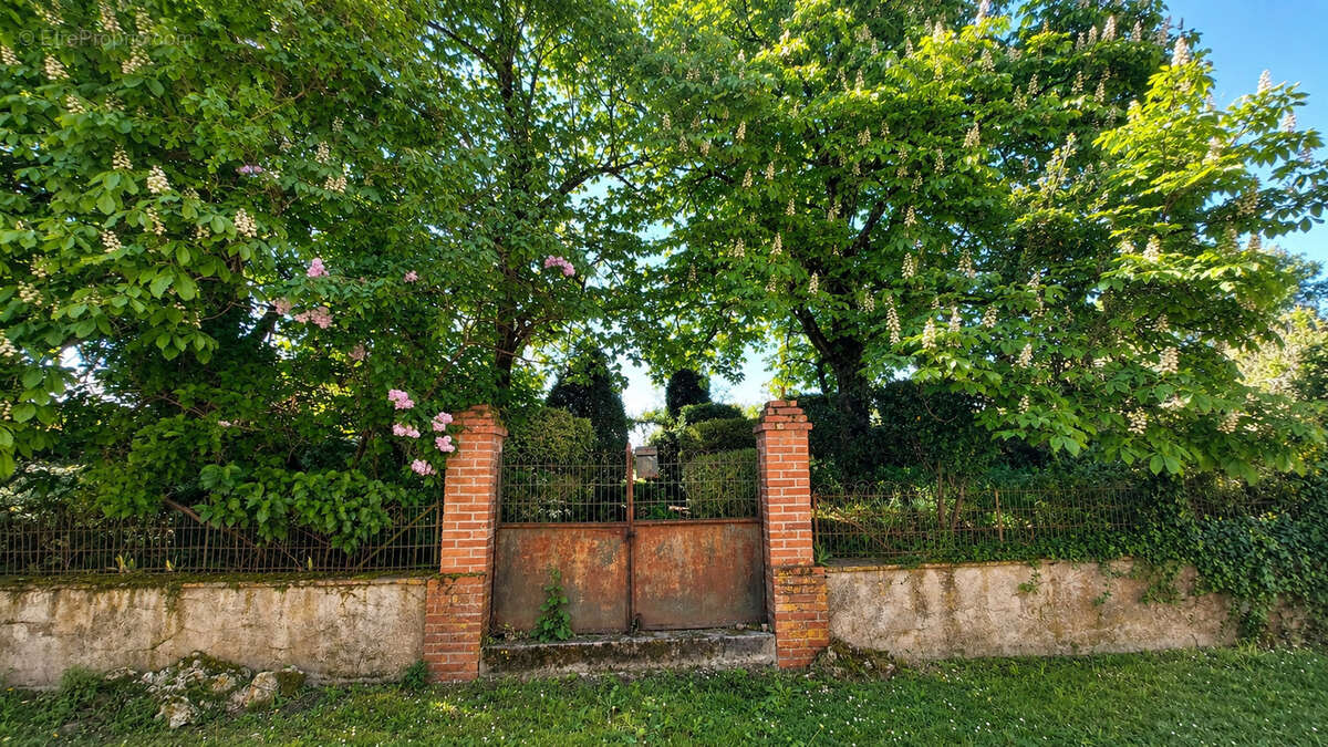 Maison à CAHUZAC-SUR-VERE