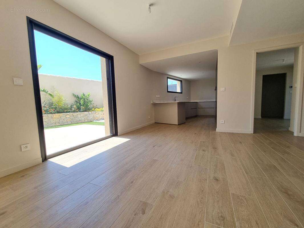 Maison à SAINT-CYR-SUR-MER