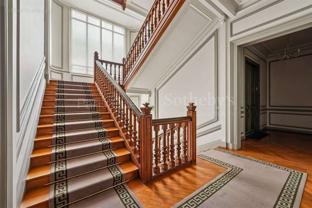 Appartement à PARIS-16E