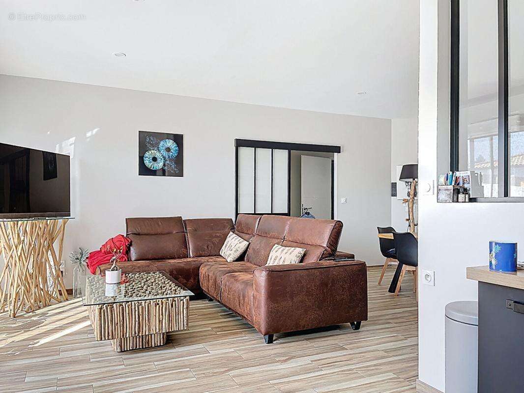 Maison de plain-pied - 2019 - 83 m² - 3 chambres - Jardin, piscine et garage - photo 5
