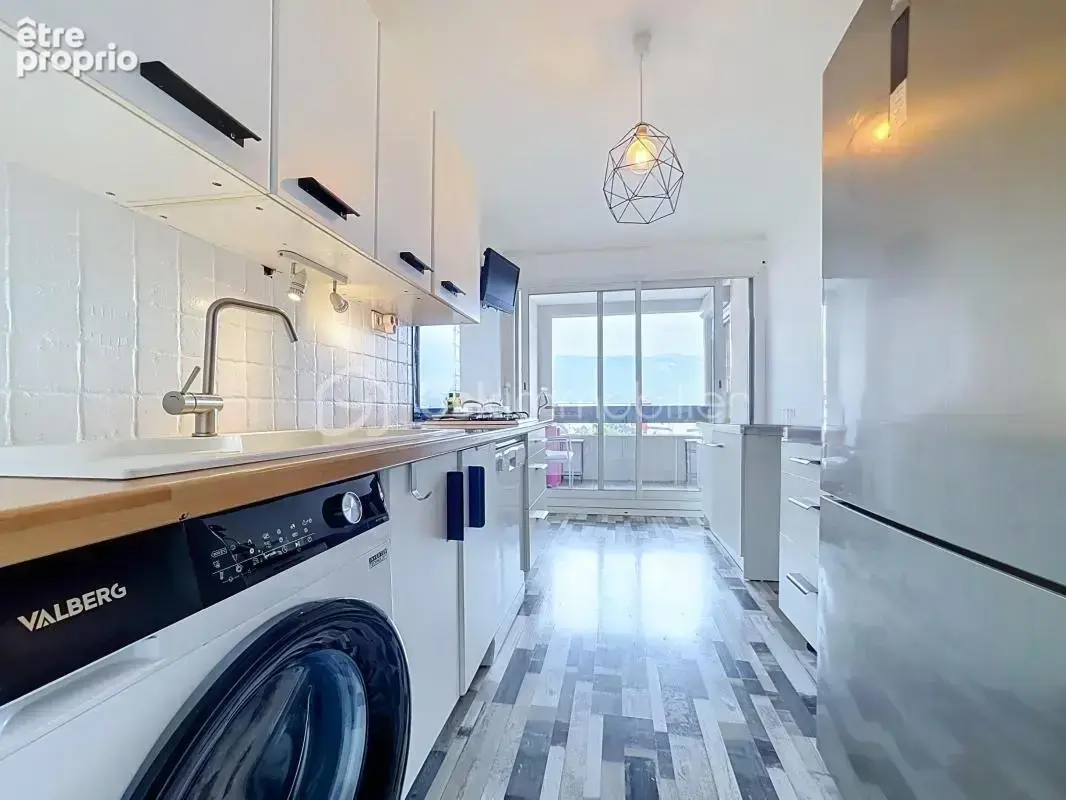 T5 rénové de 102 m² – Dernier étage – Terrasse – 4 chambres – Échirolles - photo 2