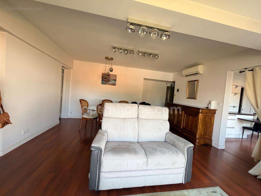 « Exceptionnel appartement de 90 m² dans le quartier recherché de Saint-Éloi, à La Rochelle – Résidence de standing, calme, lumi - photo 8