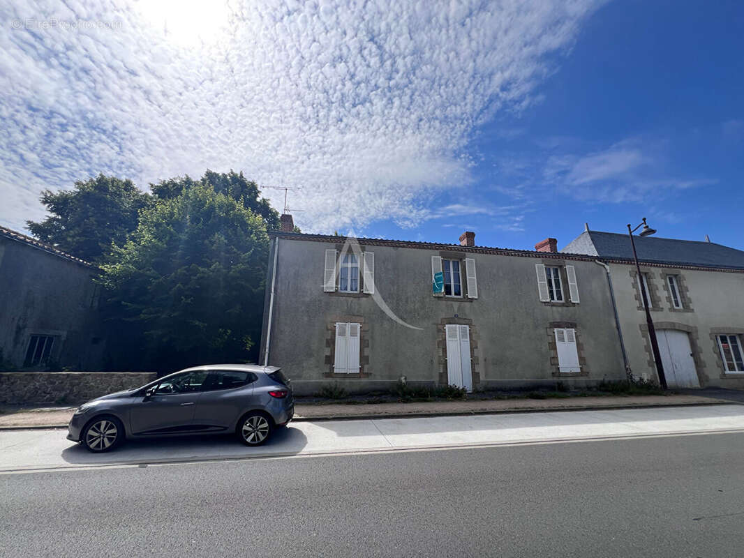 Maison à BEAULIEU-SOUS-LA-ROCHE