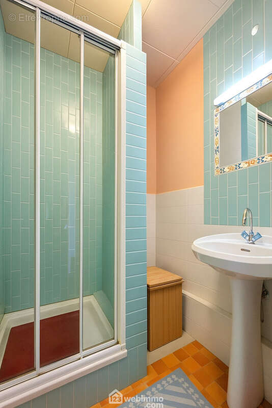 Salle d?eau fonctionnelle avec douche et rangement intégré. - Appartement à SAINTE-MAXIME