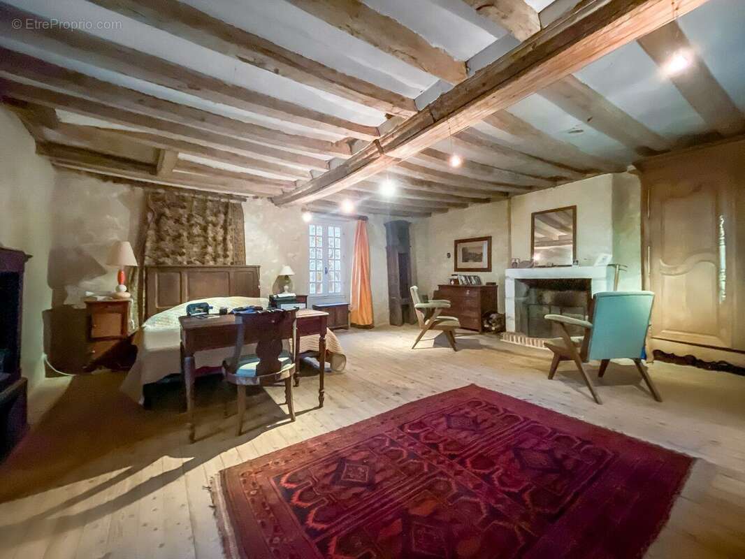 Prieuré du XVe siècle comportant un manoir, une maison d'habitation et une grange - photo 4