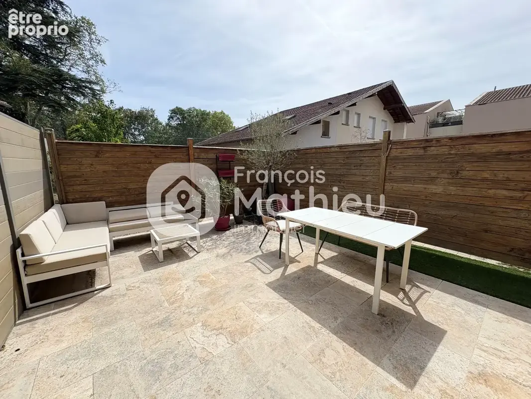 Civrieux : Maison de village 2ch + bureau - terrasse - deux stationnements - photo 2
