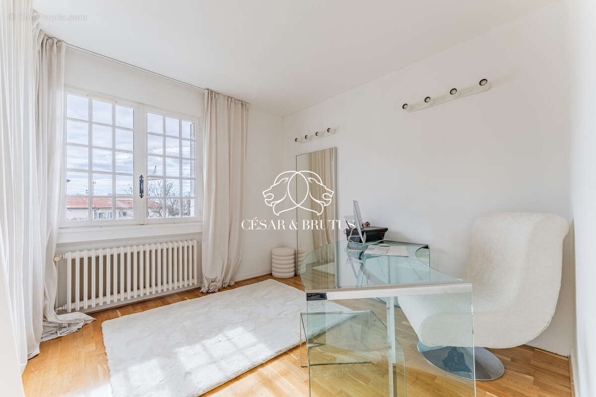 Maison 350 m² à Saint-Laurent-De-Mure  - photo 6