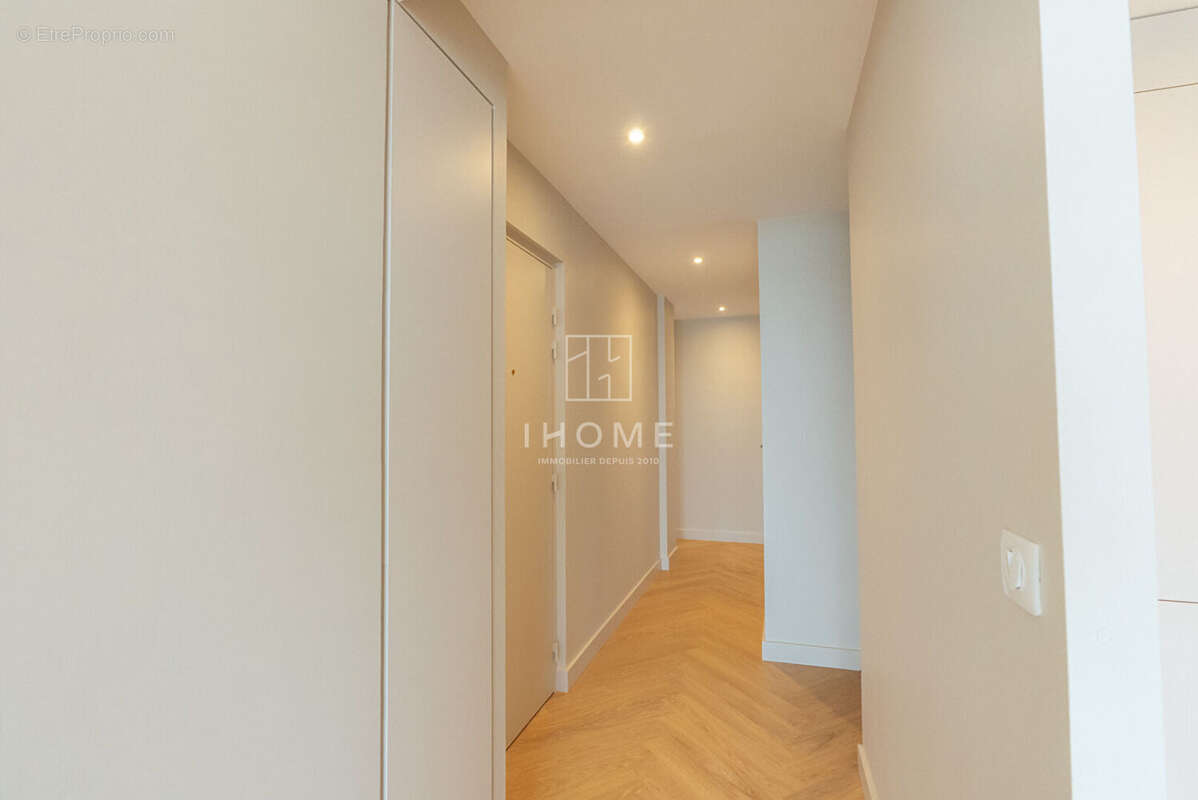 Appartement face mer - parking privé - cave - 5' à pied av de Gaulle. - photo 6