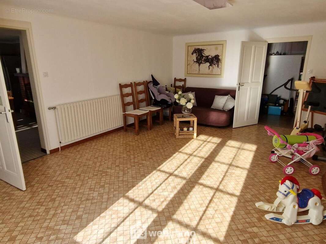 Pièce de plus de 25 m² avec coin bureau (rez-de-chaussée) - Maison à LA ROCHE-SUR-YON