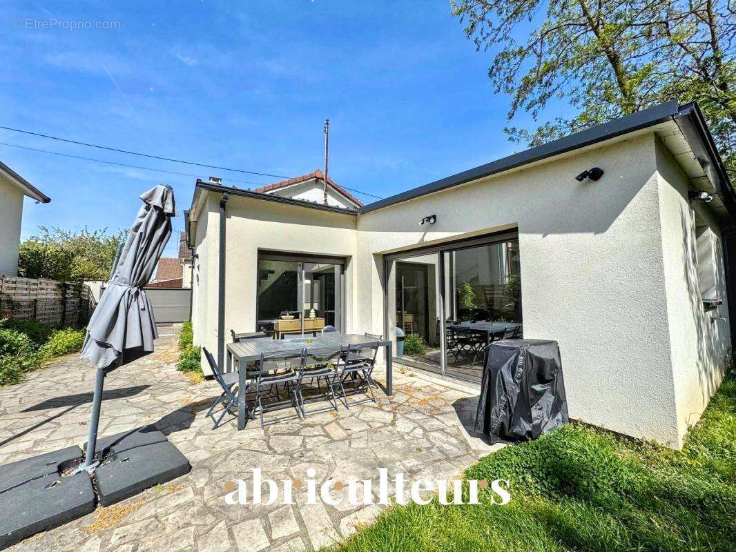Maison familiale indépendante de 116 m² – 5 pièces – en vente à Plessis-Bouchard (95130) - photo 3