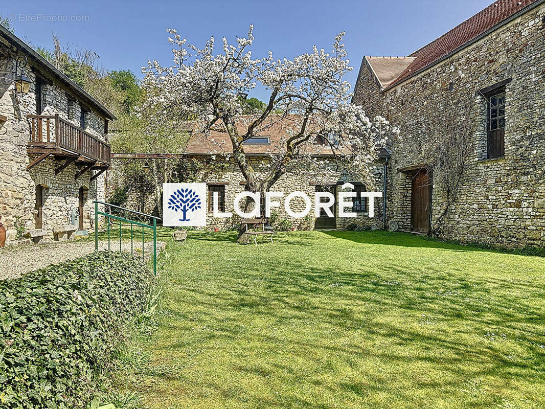 Bâtisse coeur de village avec maison annexe et grange en parfait état - photo 11