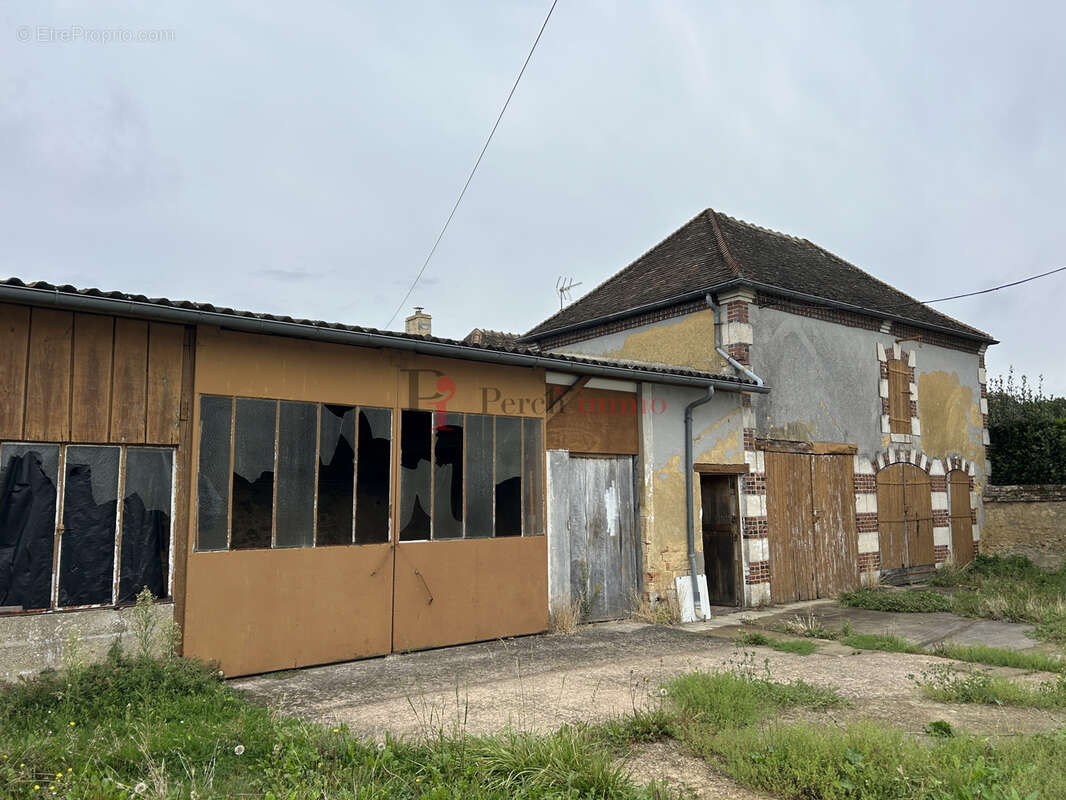 Proche tous commerces maison de ville avec dependances saint-come-en-vairais - photo 2