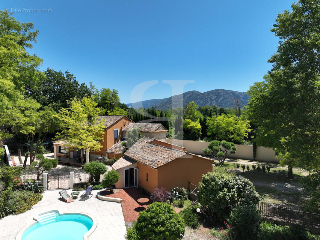 Maison à L'ISLE-SUR-LA-SORGUE