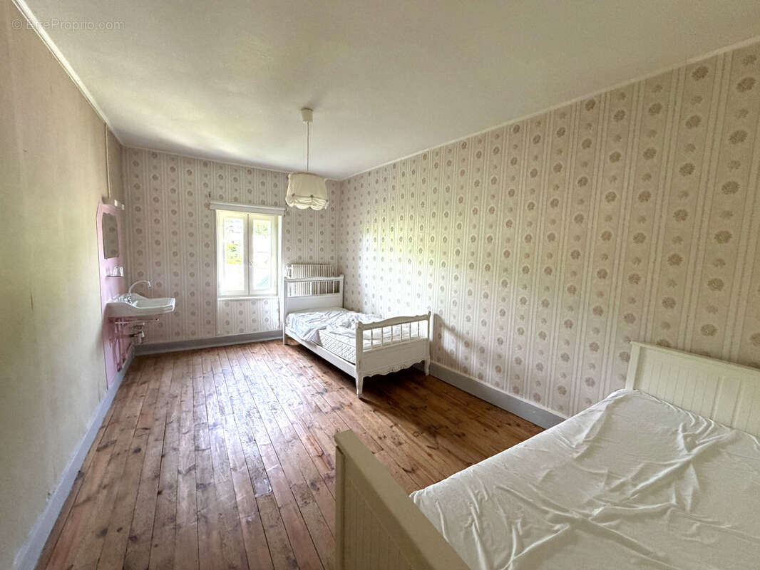 Appartement à EGLISENEUVE-D'ENTRAIGUES