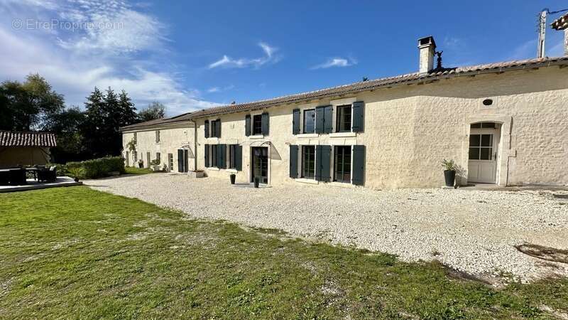 Maison de caractère à vendre - Barbezieux - photo 4